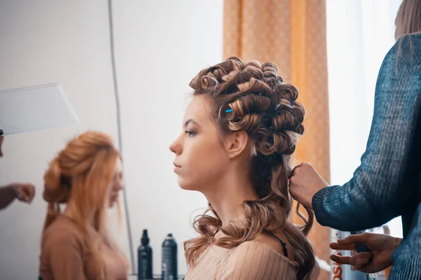 Minsk, Beyaz Rusya - 1 Mayıs 2017: Kuaför Saç uzantılı mu