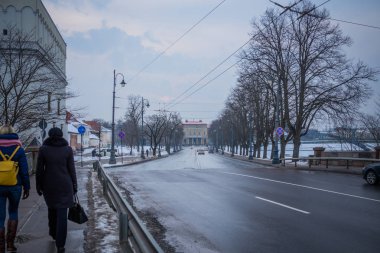 Vilnius, Litvanya - 27 Aralık 2017: İnsanlar yürüyüş cadde boyunca