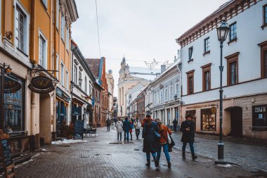 Vilnius, Litvanya - 27 Aralık 2017: İnsanlar yürüyüş cadde boyunca