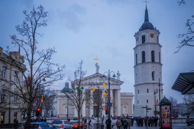 Vilnius, Litvanya - 27 Aralık 2017: İnsanlar yürüyüş cadde boyunca