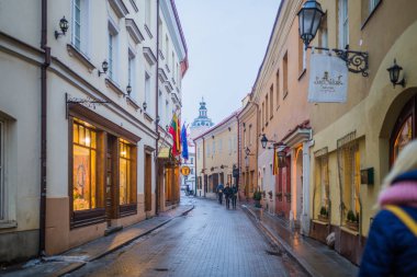 Vilnius, Litvanya - 27 Aralık 2017: İnsanlar yürüyüş cadde boyunca
