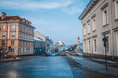 Vilnius, Litvanya - 27 Aralık 2017: İnsanlar yürüyüş cadde boyunca