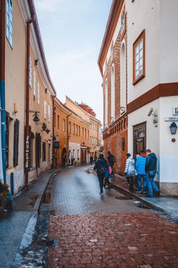 Vilnius, Litvanya - 27 Aralık 2017: İnsanlar yürüyüş cadde boyunca