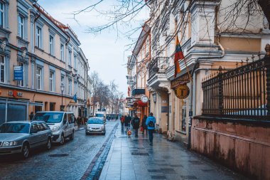 Vilnius, Litvanya - 27 Aralık 2017: İnsanlar yürüyüş cadde boyunca