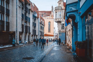 Vilnius, Litvanya - 27 Aralık 2017: İnsanlar yürüyüş cadde boyunca