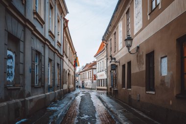 Vilnius, Litvanya - 27 Aralık 2017: İnsanlar yürüyüş cadde boyunca