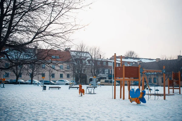 Gyermekjátszótér télen hóval borítva — Stock Fotó