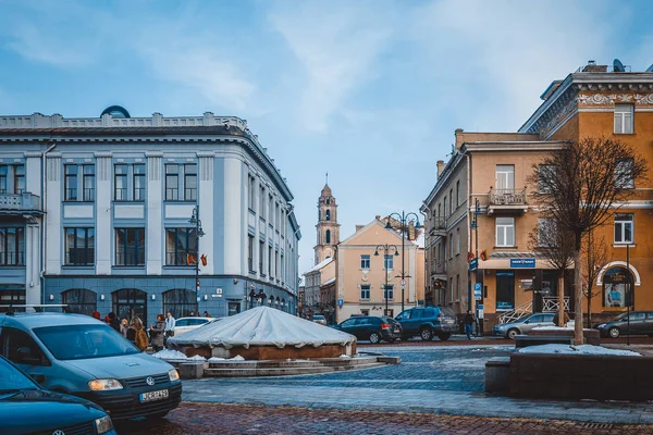 Wilno, Litwa - 27 grudnia 2017: Ludzie spacerem wzdłuż ulicy — Zdjęcie stockowe