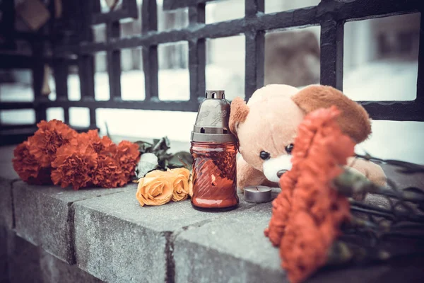 MINSK, BELARUS - MAR 28, 2018: Flores, brinquedos na entrada do Russ — Fotografia de Stock