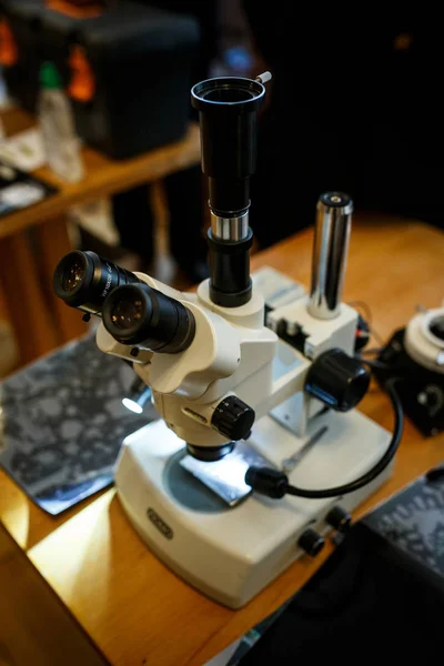 Nahaufnahme von Mikroskoplinsen Platte und Dia — Stockfoto