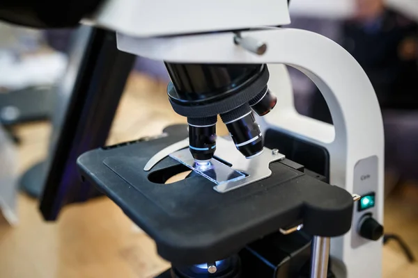Крупный план объективов микроскопа и слайдов — стоковое фото