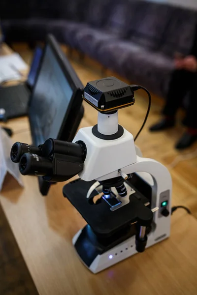 Vista de perto das lentes de microscópio platen e slide — Fotografia de Stock