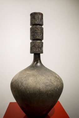 Bir tablo üzerinde beyaz bir masa örtüsü eski seramik kahverengi potu