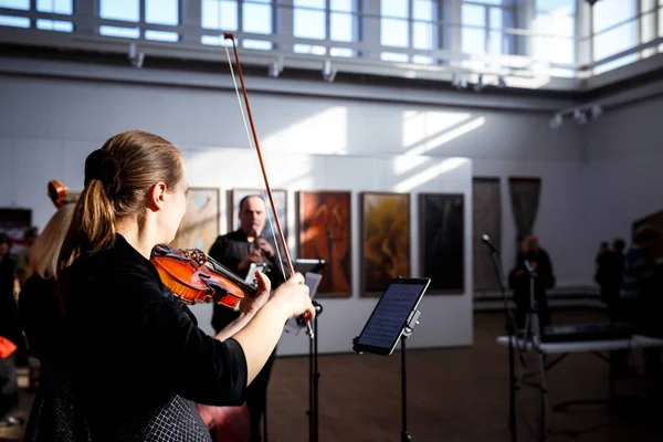 MINSK, BELARUS - 1er MAI 2017 : Groupe de filles, jouant du violon, à — Photo