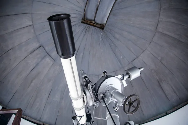 Nagy teleszkóp alatt a csillagászati obszervatórium kupolájára — Stock Fotó