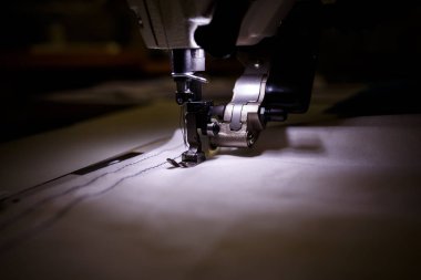 Renkli konu ve precis ile otomatik bir dikiş makinesi diker