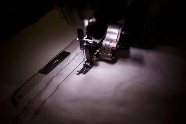 Renkli konu ve precis ile otomatik bir dikiş makinesi diker