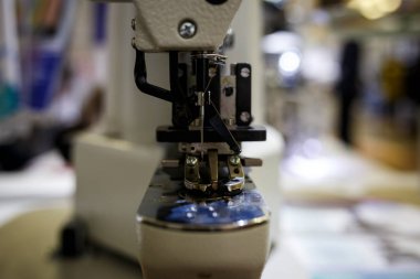 Renkli konu ve precis ile otomatik bir dikiş makinesi diker