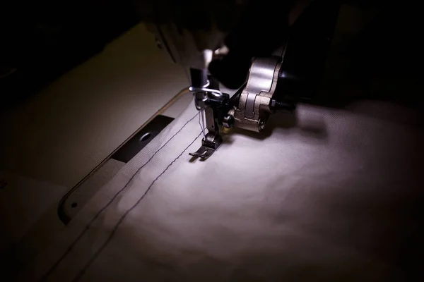 用彩色螺纹和摘要缝制的全自动缝纫机 — 图库照片