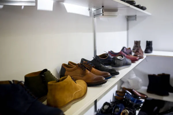 Zapatos de mujer y hombre en una tienda — Foto de Stock