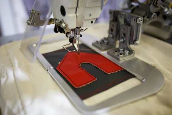 Una máquina de coser automática cose con hilos de colores y precis —  Fotos de Stock