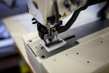 Renkli konu ve precis ile otomatik bir dikiş makinesi diker