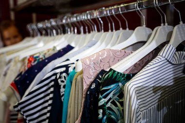 Çocuk Giyim Askıları bir odada. çocuk bezi ile dolap