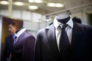 Erkek ceketleri mağazadaki askılarda.