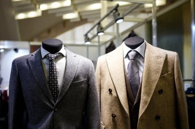 Erkek ceketleri mağazadaki askılarda.