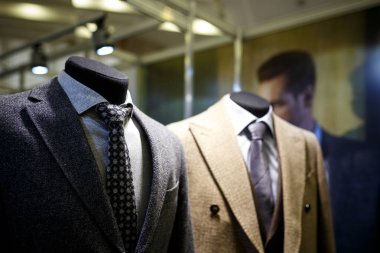 Erkek ceketleri mağazadaki askılarda.