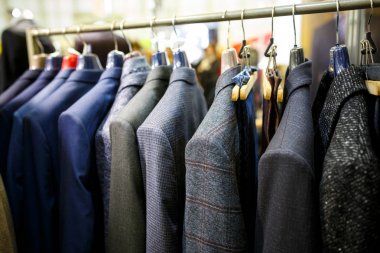 Erkek ceketleri mağazadaki askılarda.