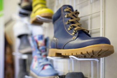 Çocuk ayakkabı üzerinde çeşitli alışveriş merkezinde kutuları