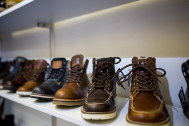 Bir mağazada kadın ve erkek ayakkabı