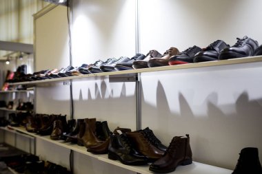 Bir mağazada kadın ve erkek ayakkabı