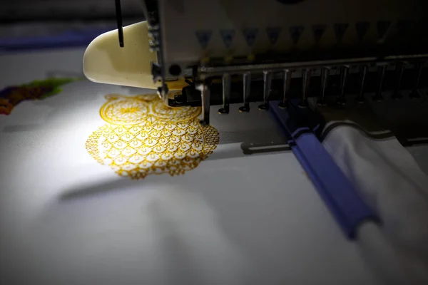 Renkli konu ve precis ile otomatik bir dikiş makinesi diker