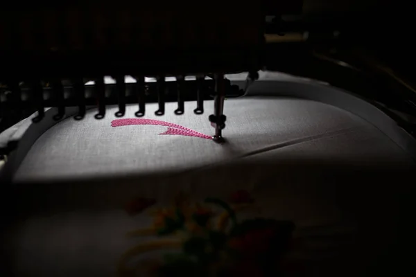An automatic sewing machine sews with colored threads and precis — Stock Photo, Image