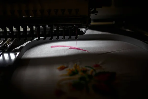 Автоматическая швейная машина шьет цветными нитями и прецисом — стоковое фото