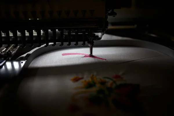Автоматическая швейная машина шьет цветными нитями и прецисом — стоковое фото