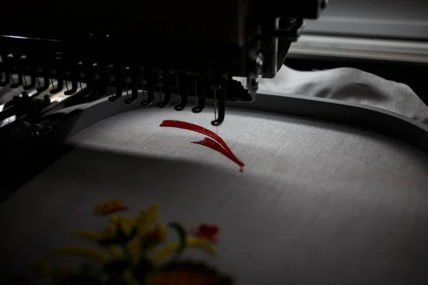 Una máquina de coser automática cose con hilos de colores y precis —  Fotos de Stock