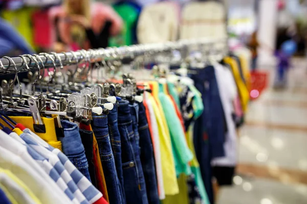 Kot denim koleksiyonu kot yığılmış, yumuşak odak.