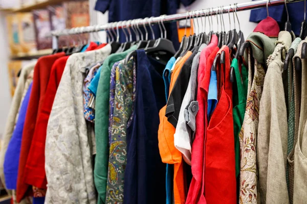 Niños ropa en perchas en una habitación. armario con tela de niño —  Fotos de Stock