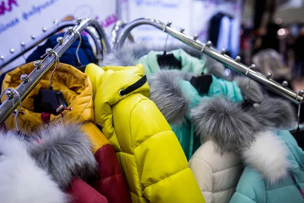 Giysi. Çocuk ceket ile bir askı üzerinde ayılar kış