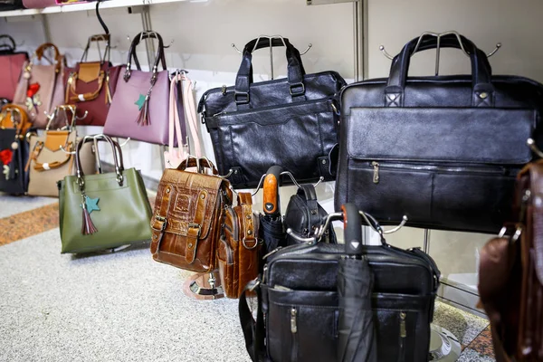 Los bolsos a la moda femeninos en la tienda . — Foto de Stock