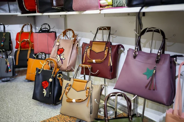 Los bolsos a la moda femeninos en la tienda . — Foto de Stock