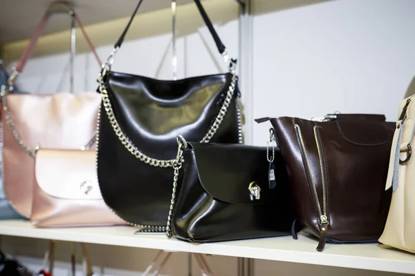 Borse delle donne alla moda nel negozio . — Foto Stock