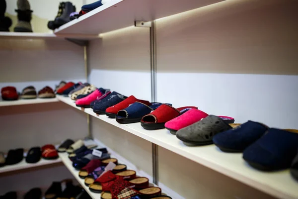 Zapatillas de casa en el estante en el supermercado — Foto de Stock