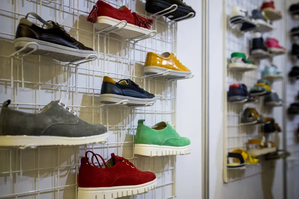 Çocuk ayakkabı üzerinde çeşitli alışveriş merkezinde kutuları