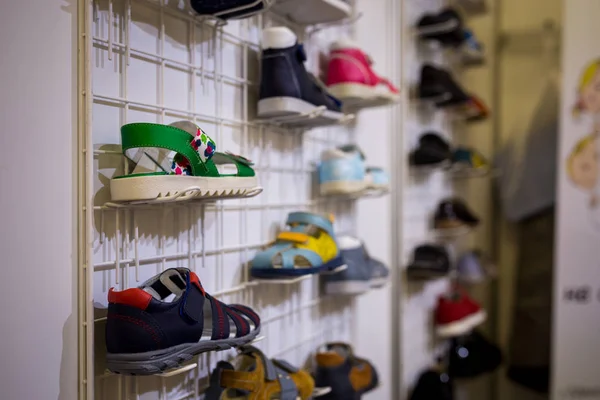 Çocuk Ayakkabı Üzerinde Çeşitli Alışveriş Merkezinde Kutuları — Stok fotoğraf