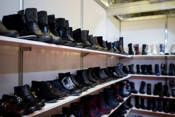 Zapatos de mujer y hombre en una tienda — Foto de Stock