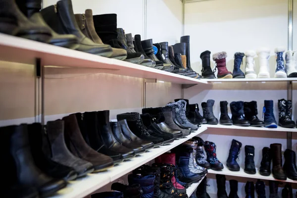 Zapatos de mujer y hombre en una tienda — Foto de Stock